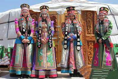 蒙古族服饰的起源可以追溯到遥远的史前时期